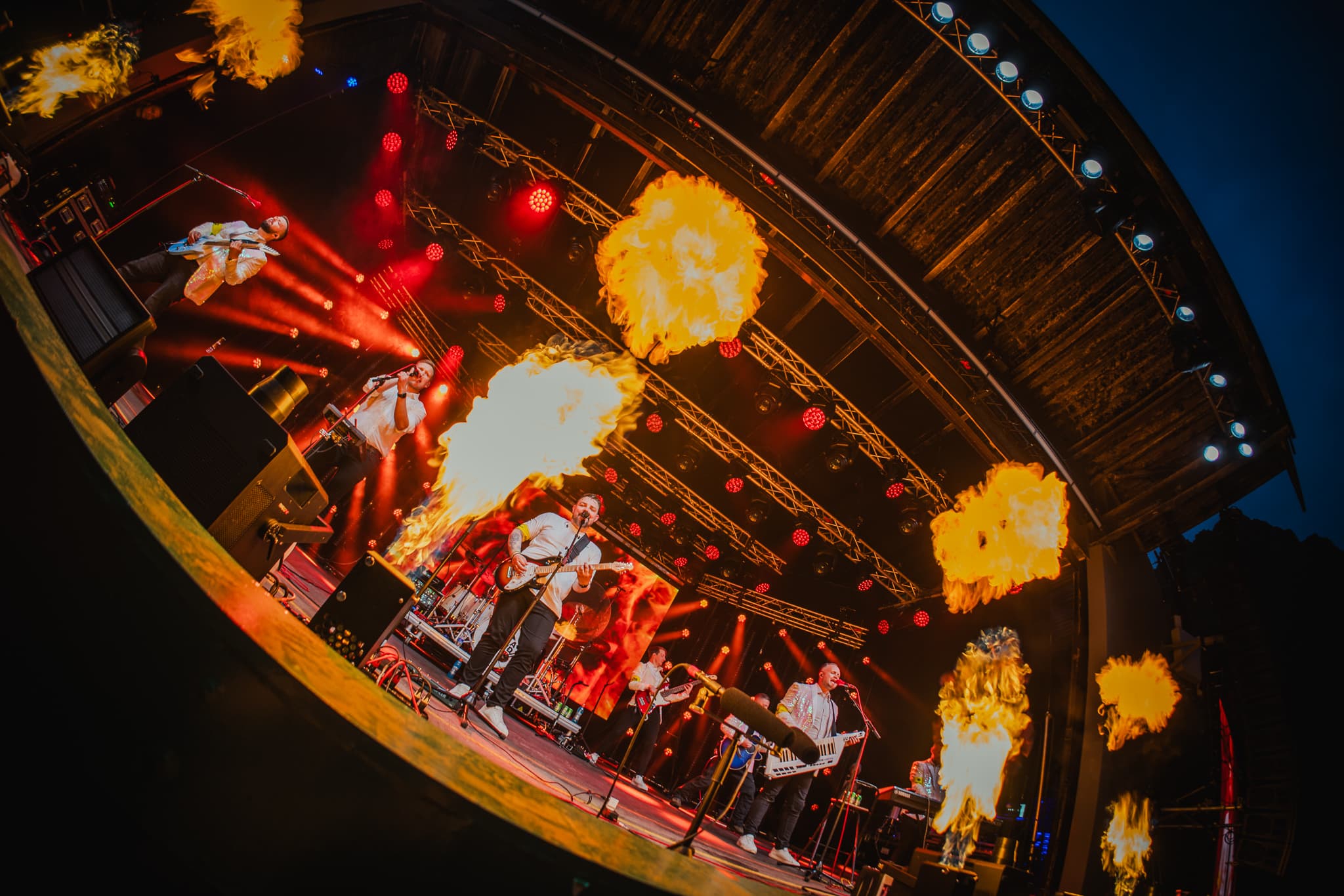 Stuðlabandið á sviði með eldsýningu